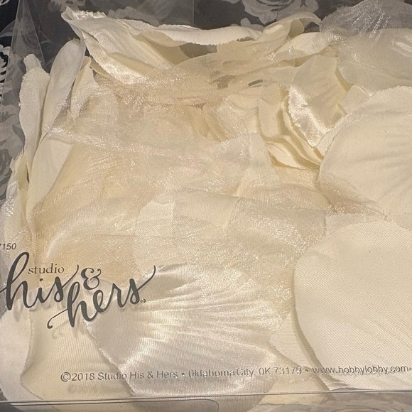 NEW-Studio His & Hers Ivory Rose Petals - Picture 4 of 4